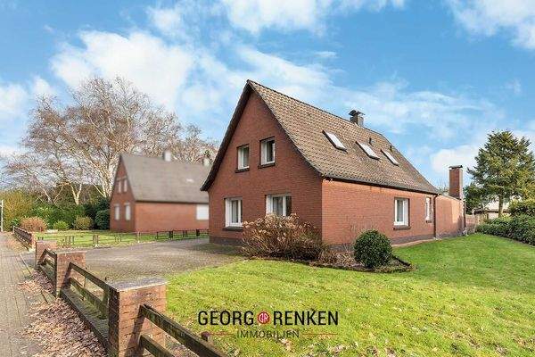 Vorgarten mit Einfamilienhaus