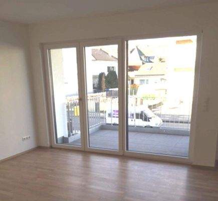 Wohn/Esszimmer mit Blick auf Balkon