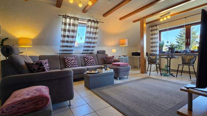 Helles Wohnzimmer mit Zugang zum Balkon & Panorama-Ausblick