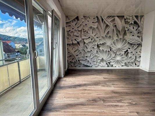 Wohnzimmer mit Zugang zum Balkon