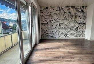 Wohnzimmer mit Zugang zum Balkon