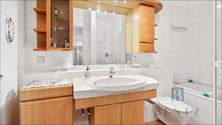 Badezimmer mit Dusche und Badewanne