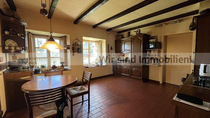 Große Küche mit Essecke