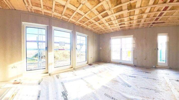 Lichtdurchfluteter Wohn- und Essbereich mit offenem Grundriss