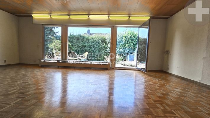 04_Wohnzimmer-bodentiefe-Fenster-zur-Terrasse_ID209250127OW