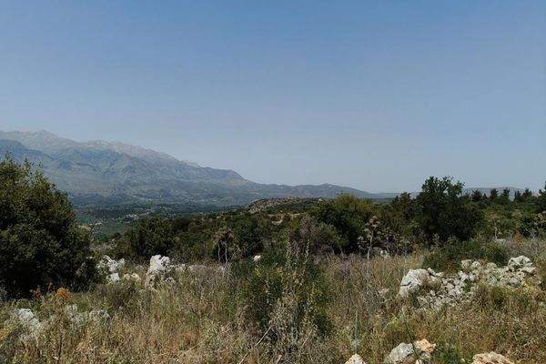 Kreta, Litsarda: Ruhiges Grundstück mit Baugenehmigung und atemberaubender Aussicht auf die Landschaft zu verkaufen