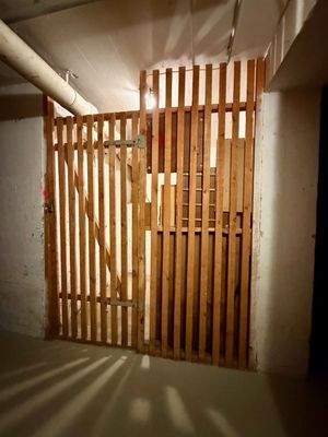 Keller mit Licht und Strom