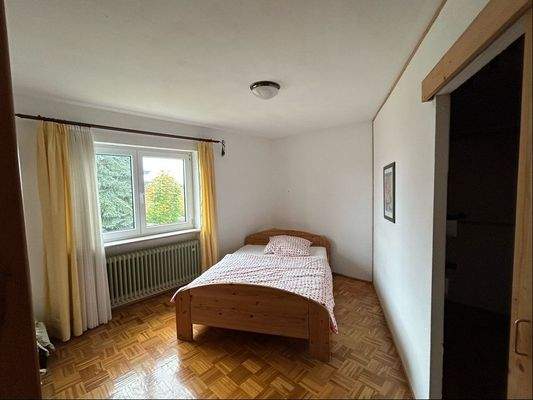 Schlafzimmer mit Ankleide im Erdgeschoss