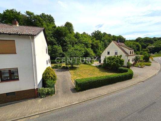 Frontansicht von der linken Seite des Grundstücks