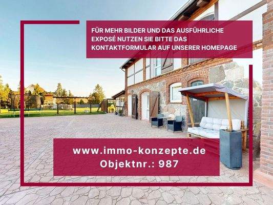 Hof und Nebengebäude mit Rahmen