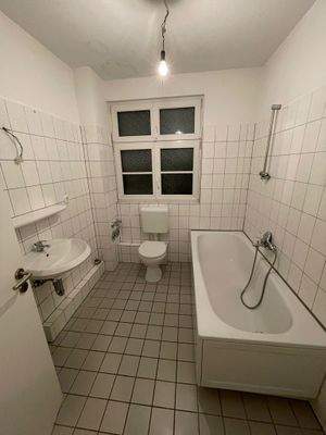 Helles Badezimmer mit Wanne