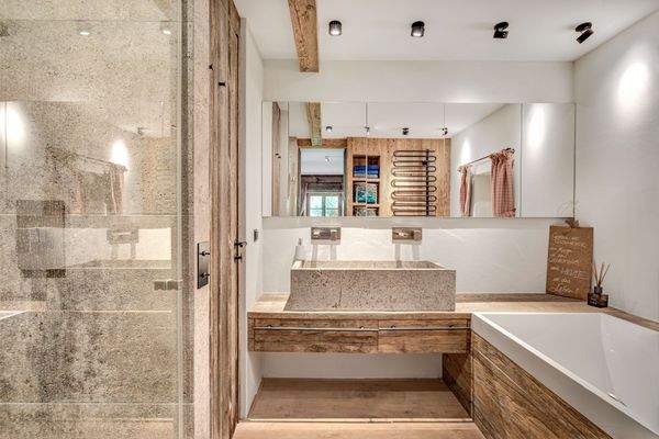 Badezimmer mit Regendusche