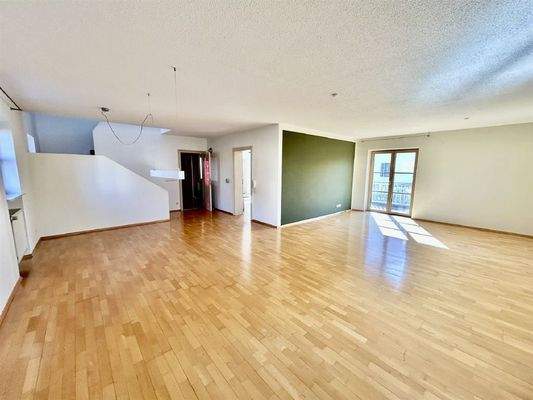 Wohnbereich mit Treppe ins DG