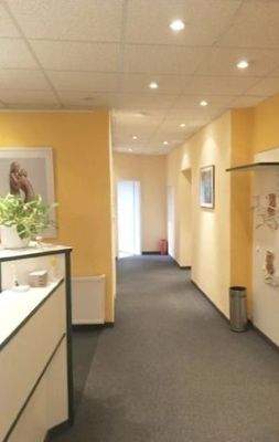 7_Praxisflur_mit_Empfangstresen