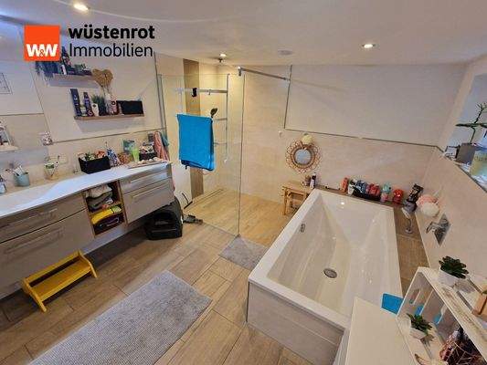 Tageslichtbad mit Dusche und Wanne Erdgeschoss