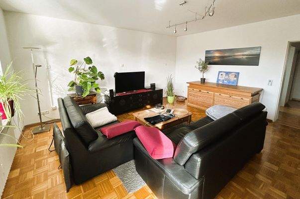 geräumiges Wohnzimmer