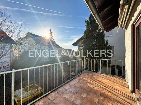 Süd-Balkon mit Zugang zum Garten