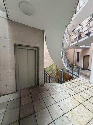 Fahrstuhl und Treppenhaus