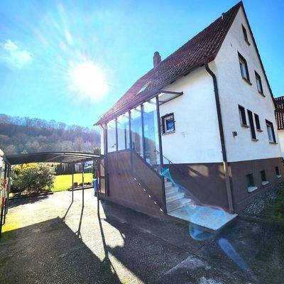 Seitenansicht mit Carport
