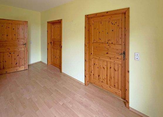 Schlafzimmer mit Zugang zum Bad, begehbaren Kleiderschrank + zur Diele