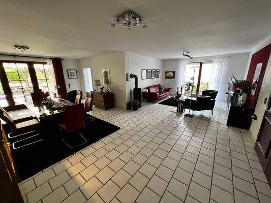 Diele mit mit Kamin und Wohnzimmer im EG 