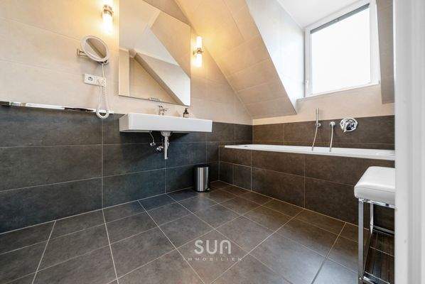 Tageslichtbad m. Dusche & Wanne