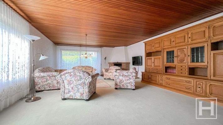 Geräumiges Wohnzimmer mit Kamin