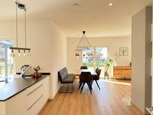 lichtdurchfluteter Wohn- und Essbereich