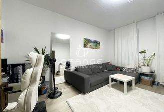 das sehr geräumige Wohnzimmer