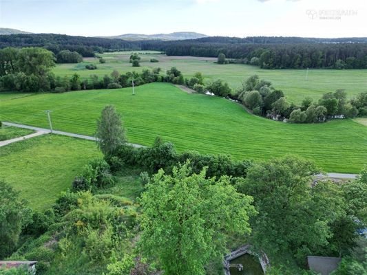 Wiesengrund hinter dem Grundstück