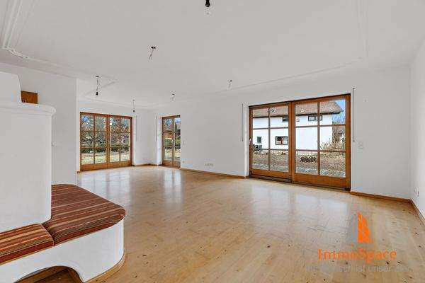 Blick auf die XXL-Fensterfront im Wohnzimmer