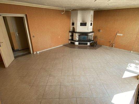 Wohnzimmer mit gemauertem Kamin für kalte Wintertage