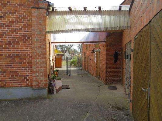 Zugang zu den Wohneinheiten und Wirtschaftsgebäude