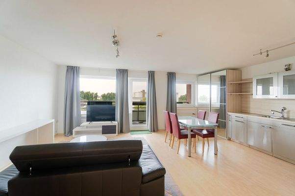 Lichtdurchfluteter Wohnbereich mit Panoramafenstern – helles Ambiente bis in die Abendstunden