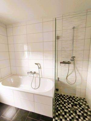 Badewanne und Dusche