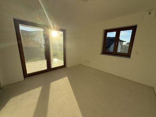 Kinder-/Mehrzweckzimmer mit Terrassenzugang