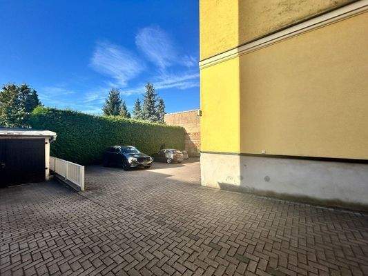 Parkplätze hinter dem Haus