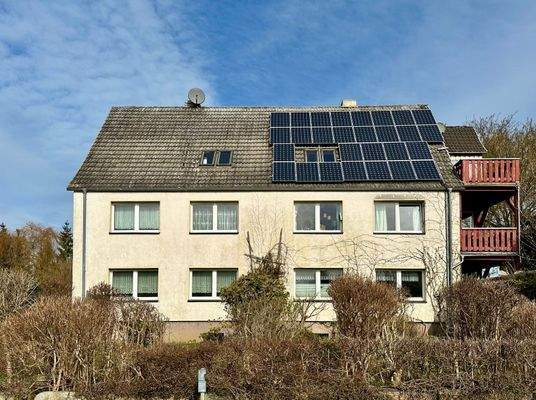 Straßenansicht des gesamten Hauses