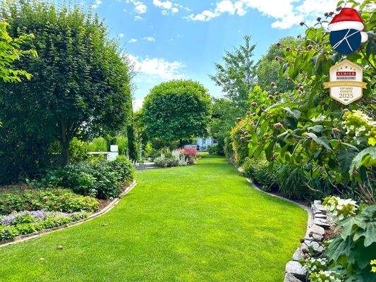 Traumgarten mit Koi-Teich und Wasserspielen