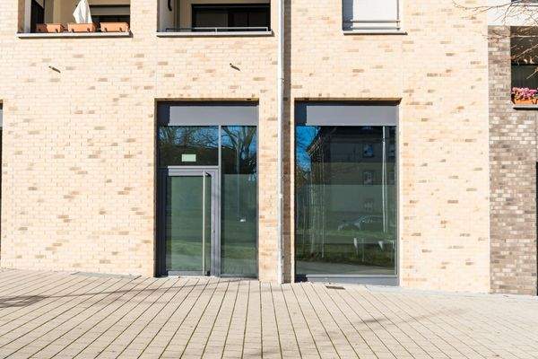 Eingang und Schaufensterfront 