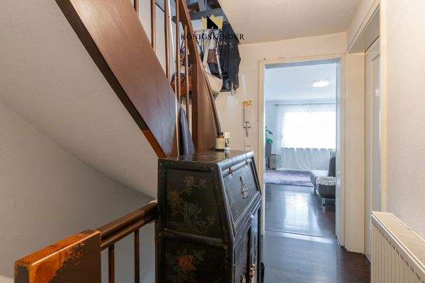 Flur mit Treppenhaus (OG)