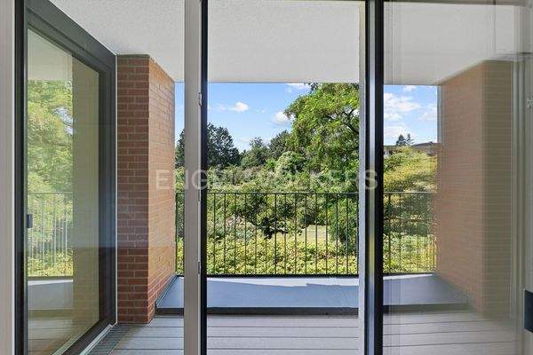 Balkonsicht durch das bodentiefe Fenster