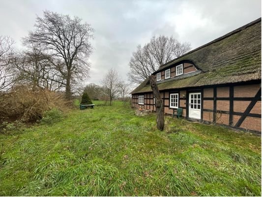 Eingangsbereich und Garten vor dem Haus