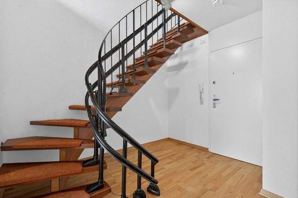 Treppenaufgang mit Liftschiene