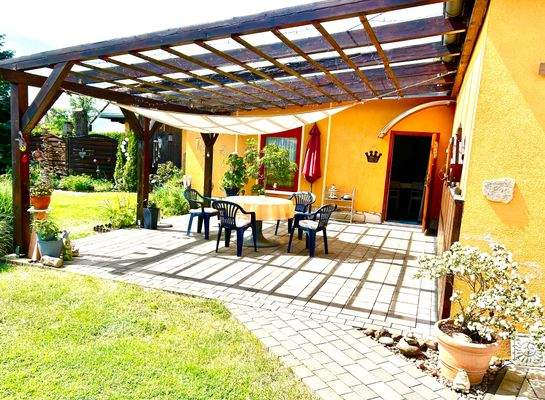 Sommerliche/Partyraum mit Terrasse