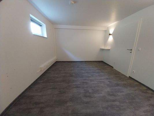 Großer Büroraum im Kellergeschoss