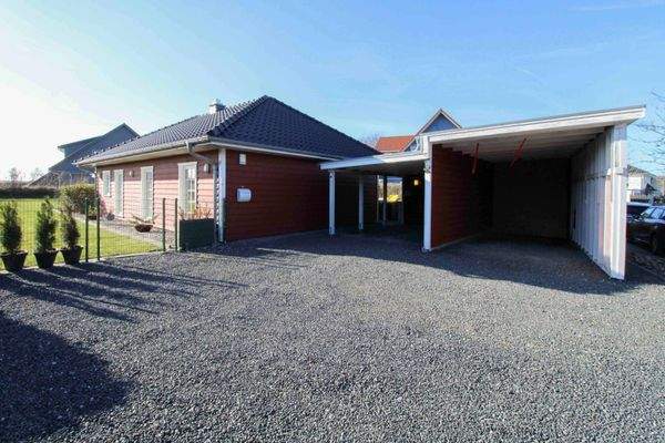 Platz für PKW und Wohnmobil