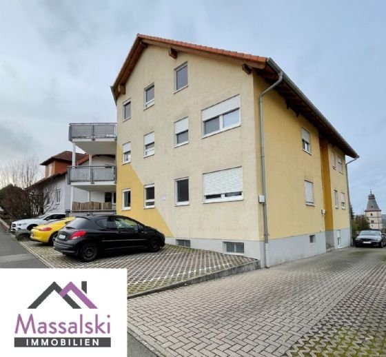 *** RESERVIERT *** Moderne, offen geschnittene 2 ZKB Dachwohnung mit großem Balkon und Stellplatz in ruhiger Lage von Wattenheim ***