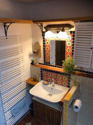 Bad mit andalusischen Fliesen.JPG