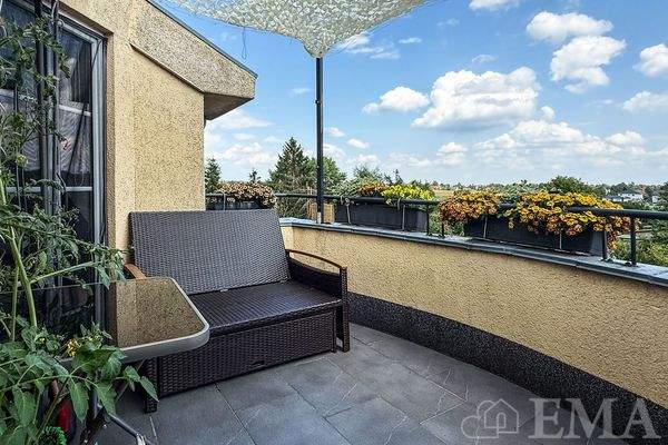 großer Balkon mit schönem Ausblick